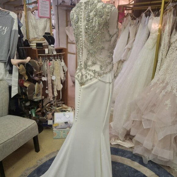 Pronovias "Ramir" Wedding Gown (Unaltered) - Picture 5 of 9